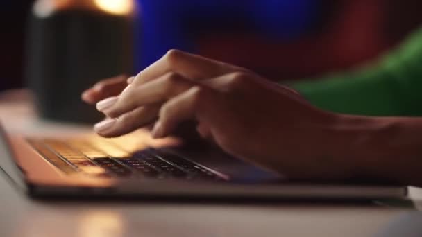 一名非洲女生使用笔记本电脑或计算机 在键盘上快速键入触摸式打字 一位女士正在发短信给一个课程或论文 一位女商人将备忘条输入 — 图库视频影像