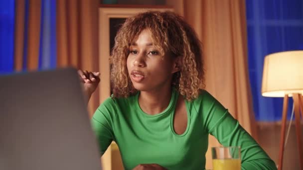 一名非洲女生使用带有直播视频对话的笔记本电脑 与同学讨论即将举行的考试 一位面带微笑的外国女商人与一位朋友谈论 — 图库视频影像