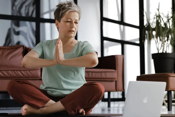 Medelålders Dam Utövar Yoga Hemma Kvinna Med Uppmärksam Blick Sitter — Stockfoto