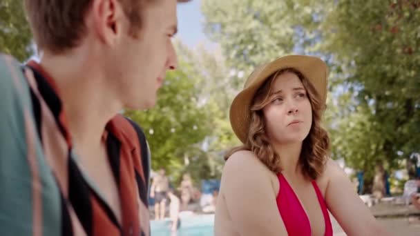 Mutlu Insanın Havuz Başında Sohbet Edişinin Ortası Yüzme Havuzunda Dostça — Stok video