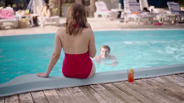 Genç Sevimli Bir Çift Aile Balayında Havuz Partisinde Kokteyllerle Vakit — Stok video