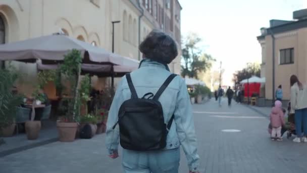 Uma Mulher Idosa Caminha Livre Longo Calçada Rua Turística Cidade — Vídeo de Stock