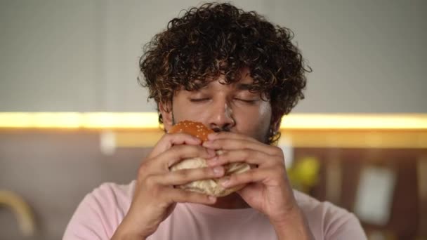 Amerykański Styl Koncepcja Fast Foodów Głodny Człowiek Przyjemność Jedzenia Ogromny — Wideo stockowe