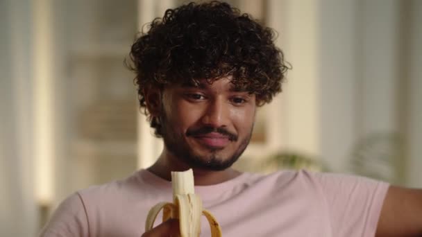 Junger Arabischer Typ Mit Lockigem Haar Beim Frühstücksfernsehen Glücklicher Mann — Stockvideo