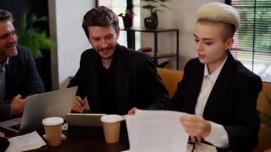 İki deneyimli satış müdürü çalışma alanındaki pazarlama stratejisini tartışıyor. Birkaç iş adamı belgeleri gözden geçiriyor. İki meslektaş iş gelirleri grafikleri hakkında konuşuyor. Yüksek kalite 4k görüntü