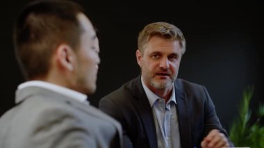 Girişimci, yönetim kurulundaki iş anlaşmaları hakkında yatırımcılarla konuşuyor. Konferansın sonunda beş iş adamı konuşuyor. Tecrübeli patron iş arkadaşlarıyla konuşuyor. Yüksek kalite 4k görüntü