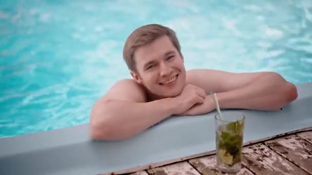 Yüzme Havuzunun Köşesinde Kollarını Kavuşturmuş Yakışıklı Bir Adam Vuruldu Mavi — Stok video