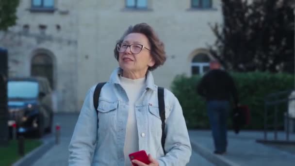 Vieja Explorando Vieja Ciudad Europea Usando Teléfono Señora Bastante Madura — Vídeos de Stock