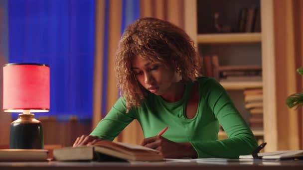 Африканская Студентка Сидит Столом Использует Научную Книгу Учебное Пособие Записывает — стоковое видео