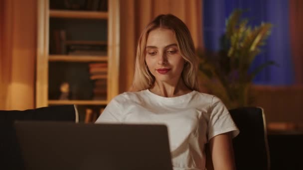 Блондинка Блоггер Проводит Вечер Досуга Расслабляется Используя Ноутбук Переписываться Друзьями — стоковое видео