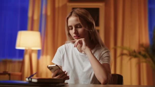 Une Jeune Fille Blonde Avec Une Humeur Triste Utilise Smartphone — Video