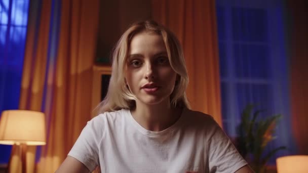Ein Beliebtes Mädchen Blonde Bloggerin Online Auf Einem Live Video — Stockvideo