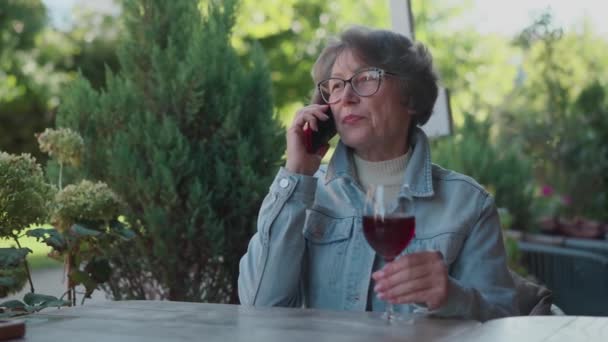 Šťastný Život Úspěšné Staré Paní Džínové Košili Která Obchodní Telefonát — Stock video