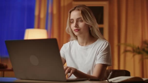 Una Joven Estudiante Rubia Usa Una Computadora Portátil Para Leer — Vídeos de Stock