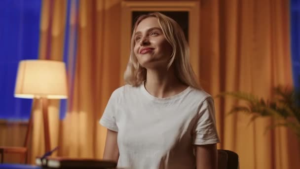 Усміхнена Дівчинка Блондинка Забиває Руки Задоволеними Радіє Проходженням Екзамену Відмінно — стокове відео