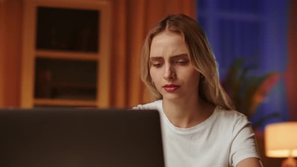 Rozrušená Blondýnka Která Zapíše Používá Notebook Mává Zklamaně Rukama Protože — Stock video