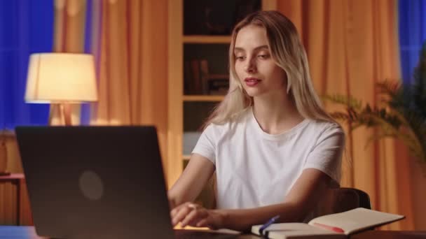 Egy Szőke Diáklány Laptopot Használ Információt Keres Hogy Felkészüljön Egy — Stock videók