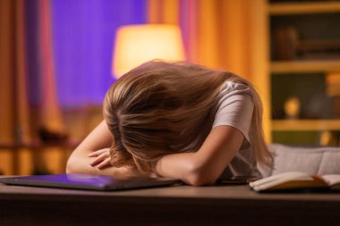 Bir kız öğrenci, dizüstü bilgisayarla yoğun çalıştıktan sonra yorgun bir şekilde masada oturur ve kafasını çapraz kollara koyar, beyni boşaltıp uyumak ister. Genç bir bayan blogcu iletişimden sonra uyuyakalıyor ve...