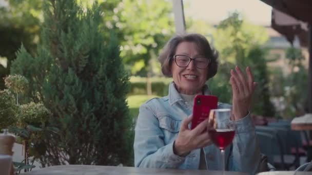 Glückliche Alte Frau Beim Videoanruf Mit Freunden Während Sie Restaurant — Stockvideo