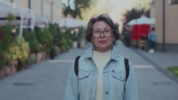 Utomhusporträtt Glada Äldre Kvinnor Som Har Roligt Vårlovet Positiv Söt — Stockvideo