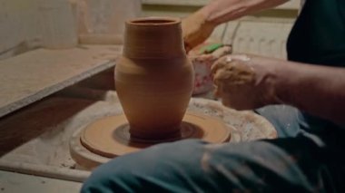 Heykelciliğin ustası. Çömlekçi çarkında yeni bir yaratım yapan profesyonel bir zanaatkar. El yapımı kil sürahi. Rahatlama süreci hobisi. Seramik çömlek yapma stüdyosu. Yüksek kalite 4k görüntü