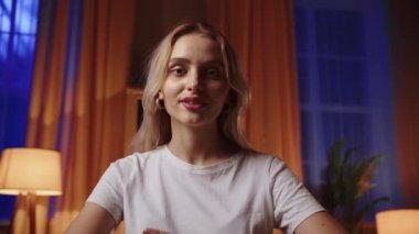 Canlı bir videoda popüler sarışın blog yazarı abonelerle dostça iletişim kuruyor ve soruları ayrıntılı olarak cevaplıyor. Ciddi bir bayan öğretmen öğrencilerle uzak bir ders veriyor.