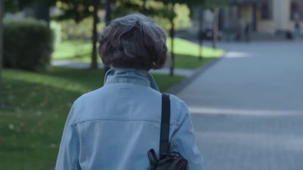 Συνταξιούχος Θετική Γυναίκα Σακίδιο Που Ταξιδεύουν Στην Πόλη Στροφή Γύρω — Αρχείο Βίντεο