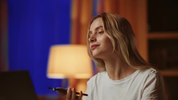 Atrakcyjna Blond Studentka Siedzi Bokiem Przed Ekranem Laptopa Radością Odbiera — Wideo stockowe