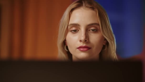 Young Pretty Blonde Girl Confident Arrogant Gaze Looks Screen Computer — Stock Video