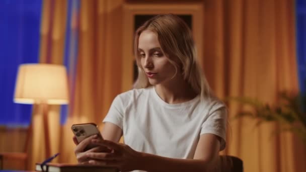 Una Joven Rubia Con Estado Ánimo Triste Utiliza Teléfono Inteligente — Vídeo de stock