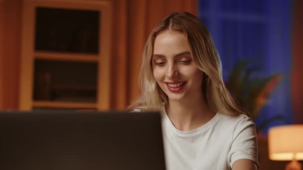 Ein Lächelndes Blondes Studentenmädchen Bester Laune Nutzt Laptop Nachrichten Mit — Stockvideo