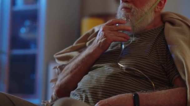 노인은 가정에 있거나 병원에서 코로나 바이러스 공기와 기침의 부족으로 호흡을 — 비디오