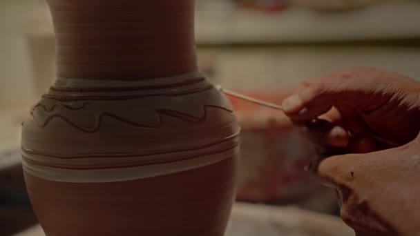 Pottenbakker Het Proces Van Decoratie Van Klei Pot Professionele Beeldhouwer — Stockvideo