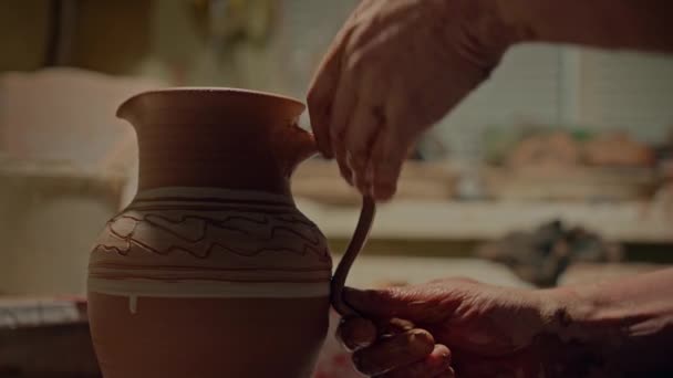 Potter Poniendo Mango Jarra Ceramista Profesional Sujetando Mango Una Taza — Vídeos de Stock
