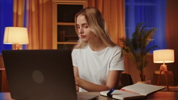 Leende Blond Student Flicka Använder Bärbar Dator Och Talar Smartphone — Stockvideo