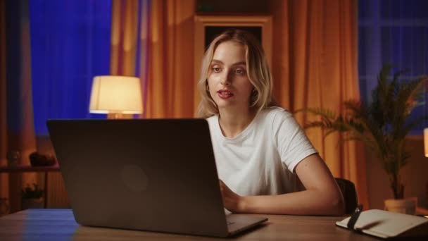 Una Joven Estudiante Rubia Utiliza Una Computadora Portátil Discute Próxima — Vídeo de stock