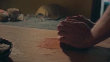 Güçlü usta eller, çanak çömlek çevirme çarkı üzerinde çalışmak için sıkı killeri yoğurur. Profesyonel sanatçı, ev stüdyosunda heykel yapmadan önce yumuşak malzemeler hazırlar. Çömlek tatmin etme işlemi. Yüksek