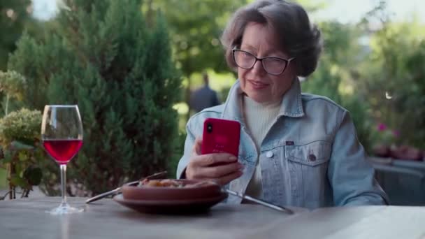 Een Oudere Vrouw Die Surft Sociale Media Als Een Restaurant — Stockvideo