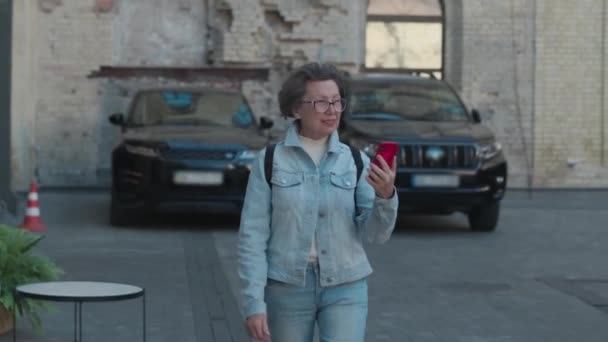 Stara Kobieta Przegląda Mapy Pomocą Smartfona Dzielnicach Miasta Zewnątrz Starsza — Wideo stockowe