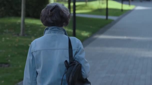Venku Městských Ulicích Kráčí Postarší Žena Chodníku Důchodce Turista Batohem — Stock video