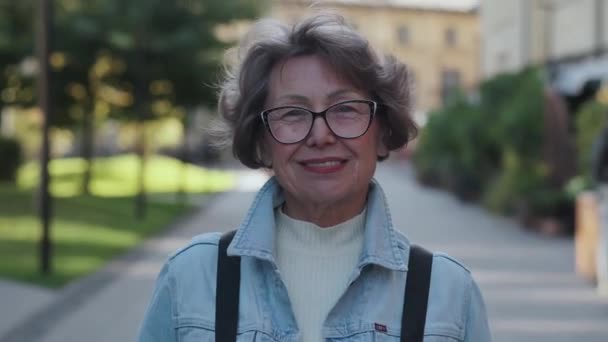 Äldre Vacker Kvinna Med Skinande Gulligt Leende Står Och Skrattar — Stockvideo