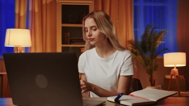 Una Estudiante Rubia Sonriente Usa Una Computadora Portátil Habla Teléfono — Vídeos de Stock