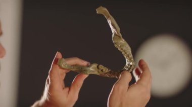 Grafik tasarımcısı elinde plastik haki renkli insan çene kemiğinin dişli 3D modelini tutuyor. Protez ve organ nakli için biyobasım organları konsepti,