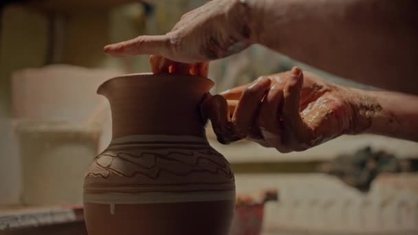Närbild Keramiker Händer Fäster Skugga Till Lera Kanna Och Stärker — Stockvideo
