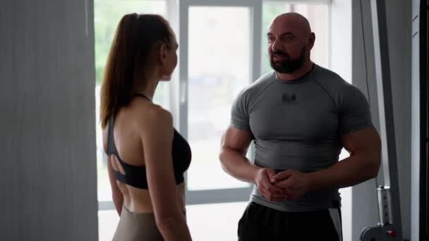 Hombre Entrenador Fitness Una Chica Cliente Gimnasio Han Satisfecho Conversación — Vídeos de Stock
