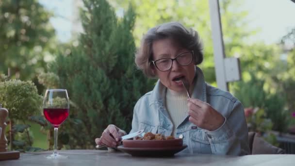 Una Anciana Puede Permitirse Desayuno Restaurante Caro Pensionista Turista Comiendo — Vídeos de Stock