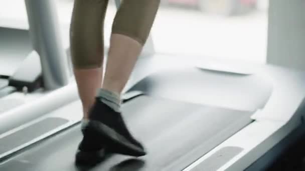 Eine Sportlerin Macht Schritte Auf Einem Laufband Eine Frau Wärmt — Stockvideo