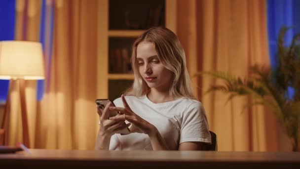 Mladá Blondýna Používá Smartphone Umístí Sázky Online Kasinu Usměvavá Spokojená — Stock video