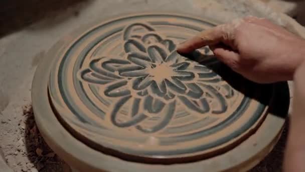 Göra Lerplatta Målning Roterande Cirkel Potter Ritar Vacker Konst Med — Stockvideo