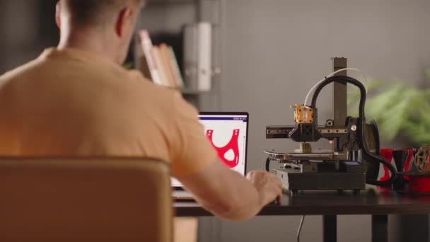Ein Männlicher Grafikdesigner Entwickelt Ein Modell Einer Postoperativen Fixierbinde Roter — Stockvideo